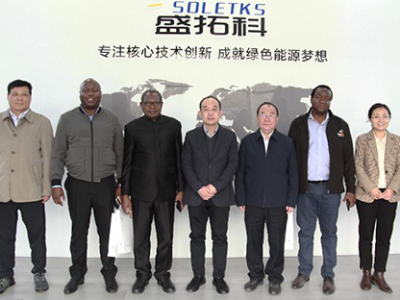 L'ambasciatore dello Zimbabwe Martin Chedondo e la sua delegazione visitano il gruppo SOLETKS