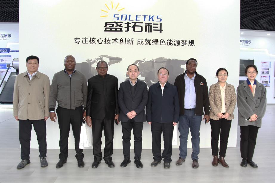 L'ambassadeur du Zimbabwe, Martin Chedondo, et sa délégation visitent le groupe SOLETKS L'ambassadeur du Zimbabwe, Martin Chedondo, et sa délégation visitent le groupe SOLETKS