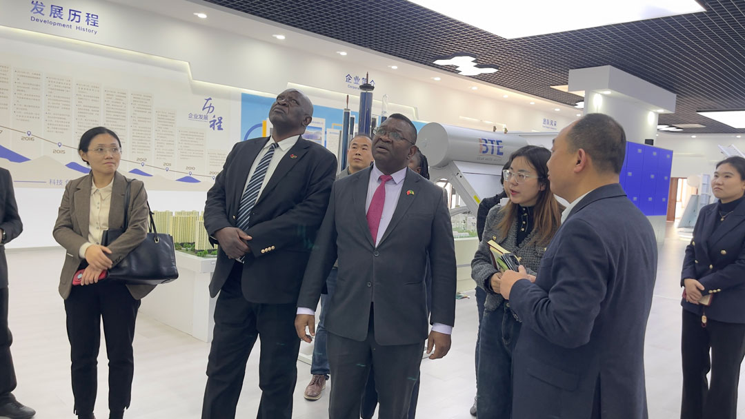 L'ambasciatore dello Zambia visita il Soletks Group: esplorare la cooperazione per le nuove energie solari e progettare congiuntamente uno sviluppo verde L'ambasciatore dello Zambia visita il Soletks Group: esplorare la cooperazione per le nuove energie solari e progettare congiuntamente uno sviluppo verde